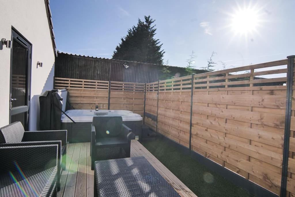 יורק Hoxne Cottages - Rose Cottage With Private Hot Tub מראה חיצוני תמונה